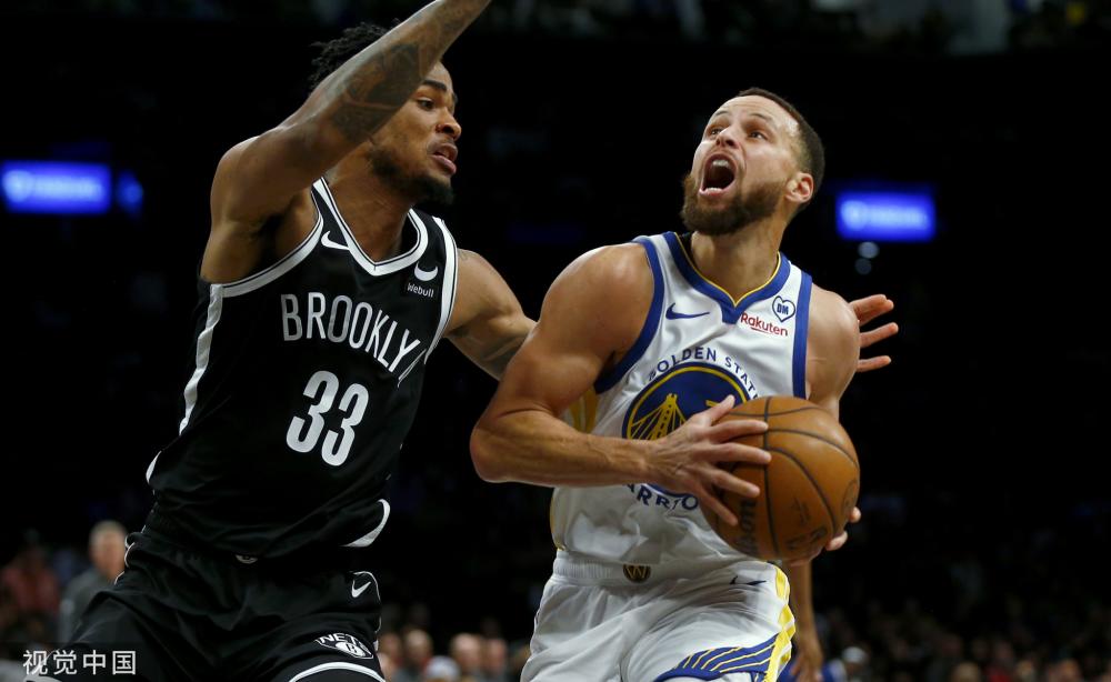 着新的足球 着新的足球