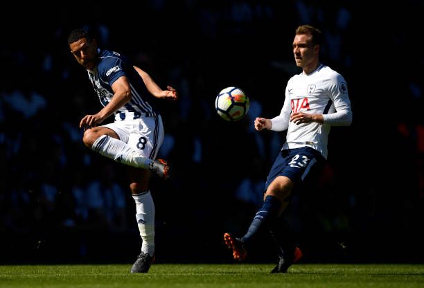 送礼+红牌！曼联少打一人，多古拼抢踩中哈钦森小腿遭直红罚下…